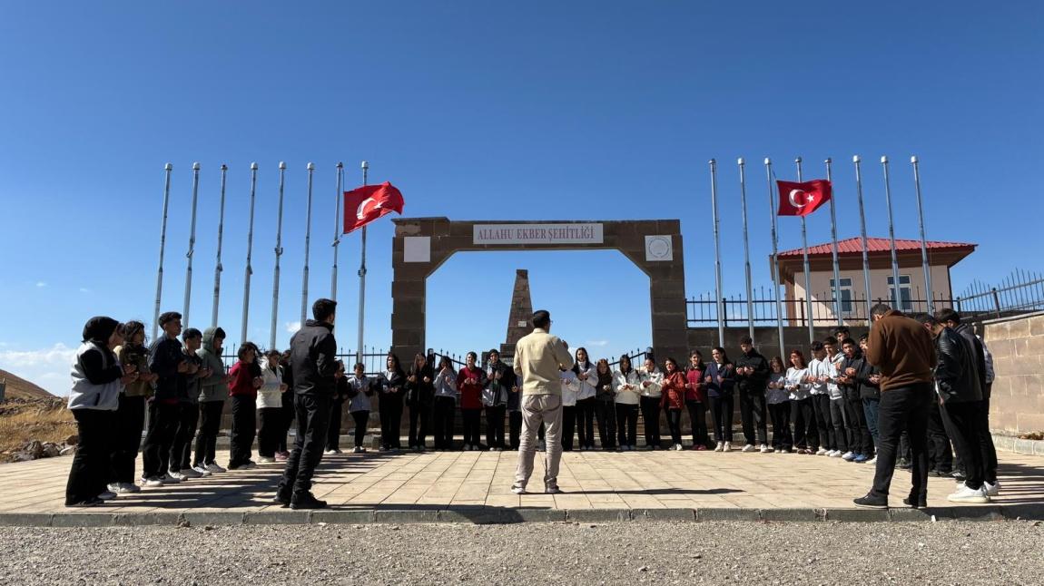 Okulumuz 12. Sınıf Öğrencilerinden Şehitliğe Ziyaret 